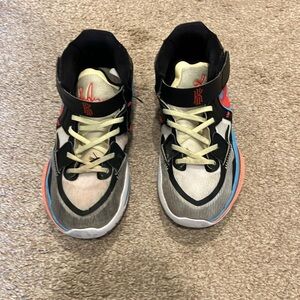 Boys Kyrie Irving Nike Basketball Shoes
Used
